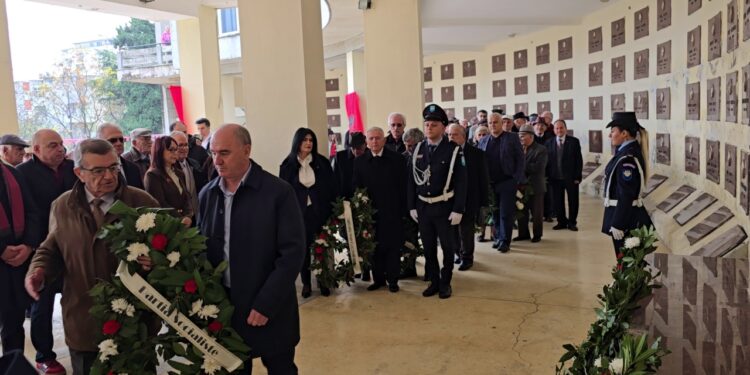 Ceremonia zyrtare në Mauzoleun e Dëshmorëve në Durrës, pjesëmarrësit: Kjo ditë përfaqëson një simbol të sakrificës.