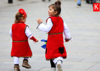 Certainly! Here’s a rewritten version of the title:

"28 Nëntori në Prishtinë: Një Shikim Pranë Festimeve"