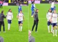 Çfarë po ndodh në Tottenham? Dy lojtarë e injorojnë trajnerin e tyre...