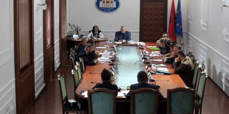 Çfarë priten nga Oerdi? Manja i përgjigjet deputetes së Fierit: Zegjine, mësohu për hierarkinë në grupin parlamentar.