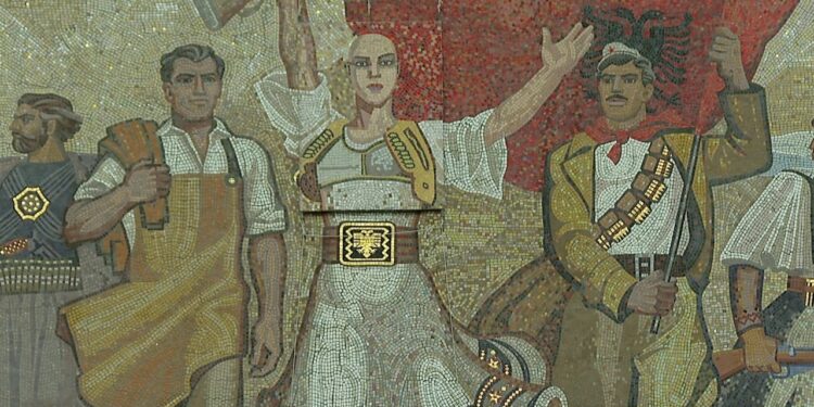 Debati mbi mozaikun: Instalacioni i Blerta Kambos për solidaritetin ndaj kancerit shkakton reagime të ndryshme