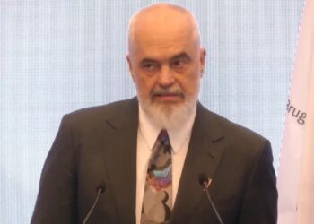 Dëbimi i 700 familjeve shqiptare: Rama sulmon sekretaren britanike të Brendshme, e quan "pëshpërimë statistikore" në përpjekje për pikë politike.