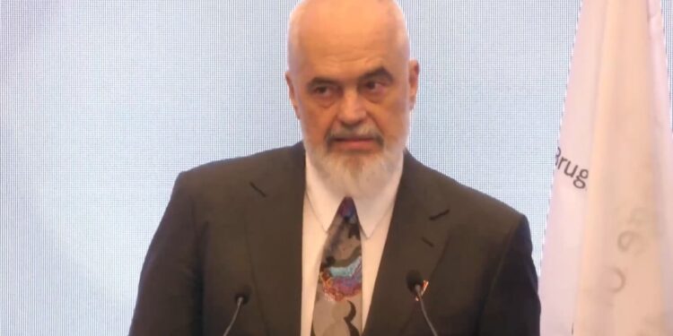 Dëbimi i 700 familjeve shqiptare: Rama sulmon sekretaren britanike të Brendshme, e quan "pëshpërimë statistikore" në përpjekje për pikë politike.