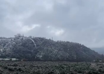 Dëbora mbulon Bulqizën, autoritetet u bëjnë thirrje shoferëve: Të jenë të kujdesshëm për ngricën në rrugë.