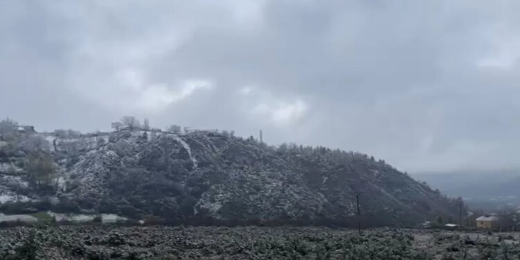 Dëbora mbulon Bulqizën, autoritetet u bëjnë thirrje shoferëve: Të jenë të kujdesshëm për ngricën në rrugë.