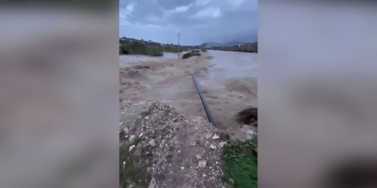 Dëmi në argjinaturën e Bistricës në Çukë, përmbytje të qindra hektarëve tokë bujqësore, situatë e vështirë edhe në Konispol dhe Shalës.