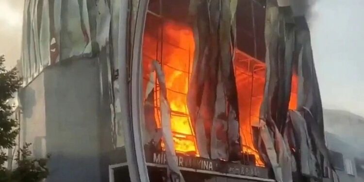 Depo parfumesh në Turqi shpërthen në flakë, 6 të vdekur dhe 2 të plagosur