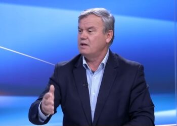 Deputetët e PD në Kuvend me automjete 150 mijë euro, Nikoll Lesi në 'Shqipëria Live': Rama dhe Berisha kanë arritur një marrëveshje të fshehtë.