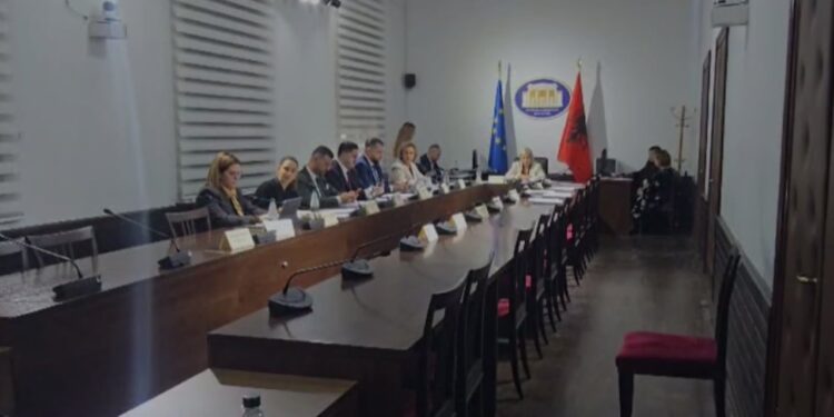 Deputetët e PD-së mungojnë në komisionet e Ekonomisë dhe të Drejtave të Njeriut, protestojnë me bojkot.