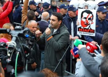 “Deputeti i PD i kërkoi Berberit mbështetje financiare për protestat? Këlliçi reagon ndaj akuzave: Në momentin e protestës…”