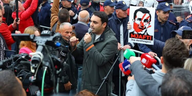 “Deputeti i PD i kërkoi Berberit mbështetje financiare për protestat? Këlliçi reagon ndaj akuzave: Në momentin e protestës…”