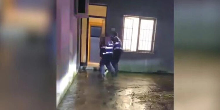 Dhëndri gënjen vjehrrit dhe vjehrrës me valium në Librazhd, më pas ia vjedh paratë.