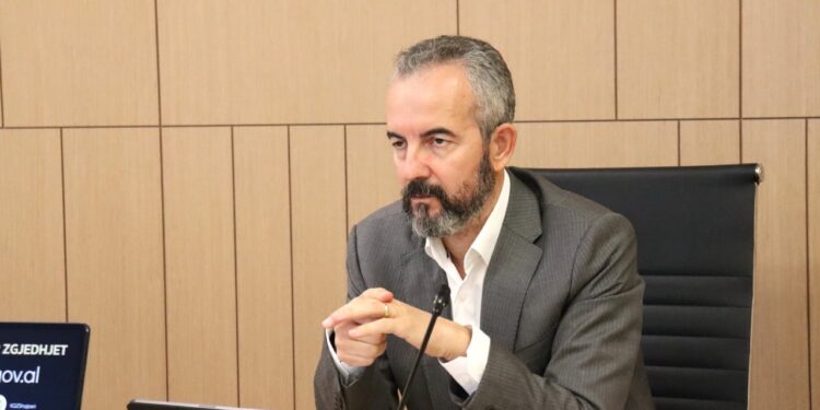 “Diella” dhe KQZ fillojnë numërimin e votave/ Projekti pilot zbatohet në Tepelenë, por nuk ndikon në shpalljen e rezultatit përfundimtar.