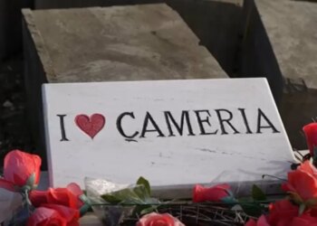 Dita e Çlirimit në varrezat e Çamerisë: Qytetarë dhe përfaqësues të shoqatës Çamëria nderuan të rënët në Kllogjer.