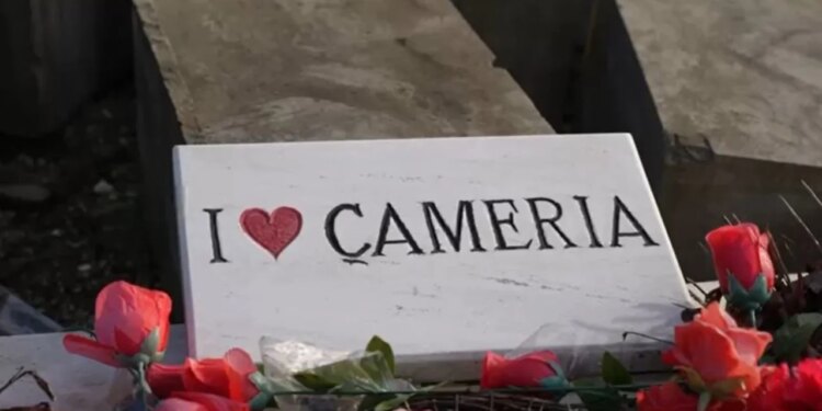 Dita e Çlirimit në varrezat e Çamerisë: Qytetarë dhe përfaqësues të shoqatës Çamëria nderuan të rënët në Kllogjer.