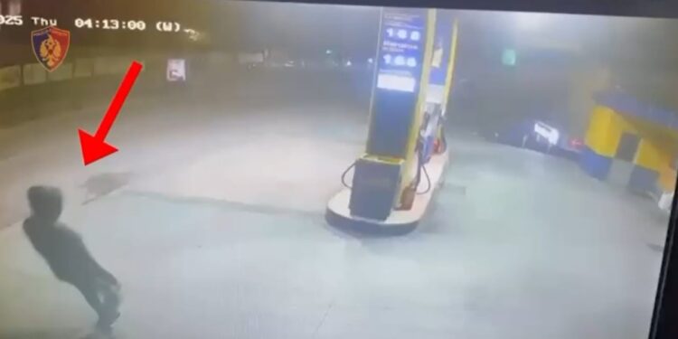 Drejtuesi i një automjeti përplas dy makina të parkuara gjatë tentativës për t'u larguar, arrestohet në Tiranë.