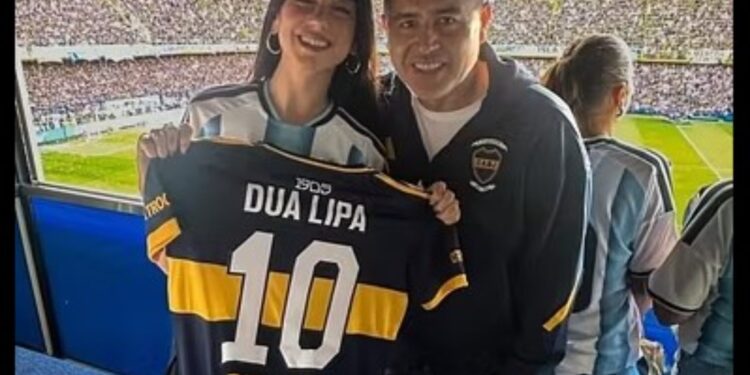 Dua Lipa impresionohet nga derbi i zjarrtë Boca-River Plate, këngëtarja e njohur pozon me legjendën argjentinase…