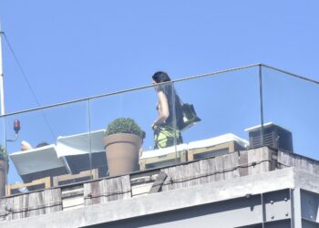 Dua Lipa shijon një pushim në Rio de Janeiro gjatë turneut "Radical Optimism", duke ekspozuar format e saj trupore në bikini.