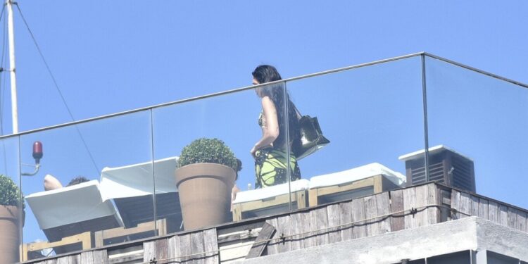 Dua Lipa shijon një pushim në Rio de Janeiro gjatë turneut "Radical Optimism", duke ekspozuar format e saj trupore në bikini.