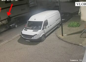 Dy automjeteve iu vunë flakën në Vlorë, arrestohet një 21-vjeçar dhe shpallet në kërkim shoku i tij.