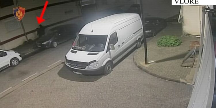 Dy automjeteve iu vunë flakën në Vlorë, arrestohet një 21-vjeçar dhe shpallet në kërkim shoku i tij.