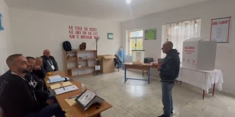 Dy orë pa votues në Dukat: I pranishmi harron kartën e identitetit dhe nuk mund të rikthehet më.