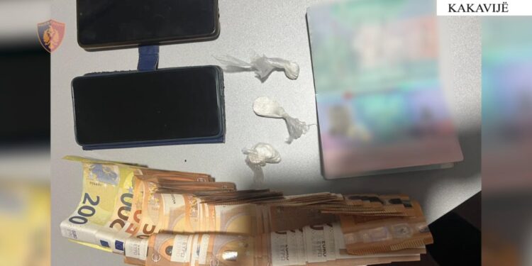 Dy persona arrestohen në Kakavijë; njëri po përpiqej të kalonte me kokainë, tjetri me qindra fishekë.