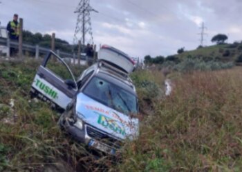 Dy persona dërgohen me urgjencë në spitalin e Vlorës pas humbjes së kontrollit të mjetit dhe përfundimit në kanal