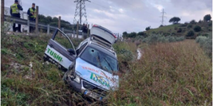 Dy persona dërgohen me urgjencë në spitalin e Vlorës pas humbjes së kontrollit të mjetit dhe përfundimit në kanal