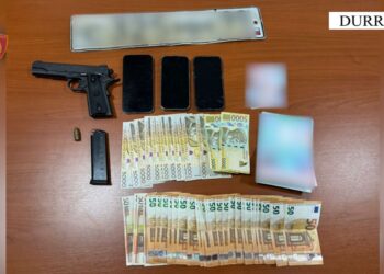 Dy të arrestuar në Durrës për transportim armësh në një automjet të blinduar