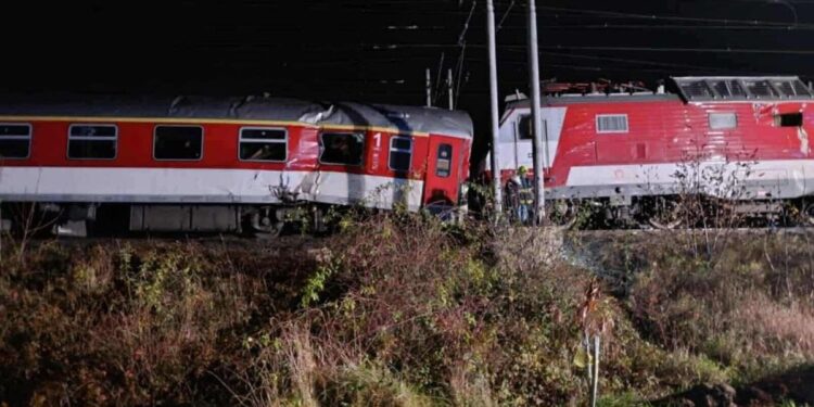 Dy trena përplasen afër Bratislavës, raportohen shumë të lënduar