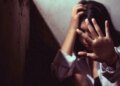 E mitur shqiptare shtatzënë dhunohet nga nëna dhe humb foshnjën, arrestohet 35-vjeçarja.