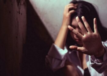 E mitur shqiptare shtatzënë dhunohet nga nëna dhe humb foshnjën, arrestohet 35-vjeçarja.