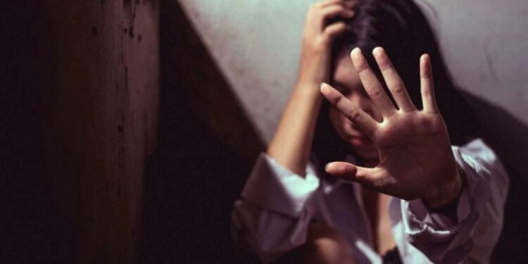 E mitur shqiptare shtatzënë dhunohet nga nëna dhe humb foshnjën, arrestohet 35-vjeçarja.