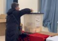 E moshuara në Vlorë voton në minutat e fundit të procesit dhe shpjegon arsyen e ‘vonesës’: Tani u ndal shiu…