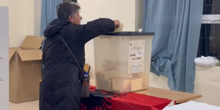 E moshuara në Vlorë voton në minutat e fundit të procesit dhe shpjegon arsyen e ‘vonesës’: Tani u ndal shiu…