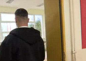 Ekipi i Kohës nuk lejohet të regjistrojë pamje brenda një vendvotimi në shkollën “Fazli Grajqevci” në Mitrovicë.