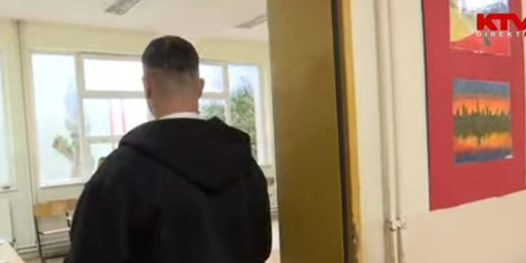 Ekipi i Kohës nuk lejohet të regjistrojë pamje brenda një vendvotimi në shkollën “Fazli Grajqevci” në Mitrovicë.