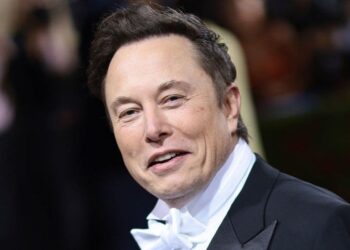 Elon Musk arrin të bëhet i pari në histori me pasuri prej...