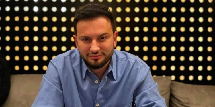 Elton Tozaj paralajmëron se do të publikojë listën e eskortave, të irrituar me moderatoren shqiptare!