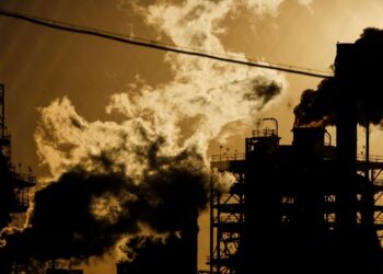 Emetimet nga karburantet fosile arrijnë nivele rekord, bota po ecën drejt ngrohjes katastrofike prej 2.6°C.