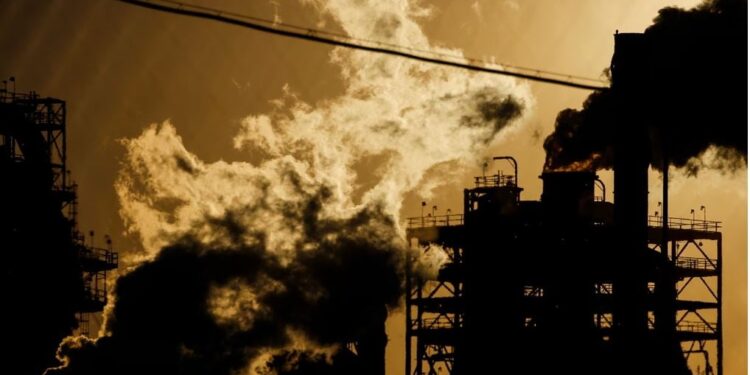 Emetimet nga karburantet fosile arrijnë nivele rekord, bota po ecën drejt ngrohjes katastrofike prej 2.6°C.