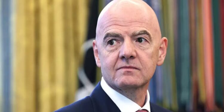 FIFA përjashton 10 vende për shkak të ‘ndërhyrjeve politike’ në futboll.