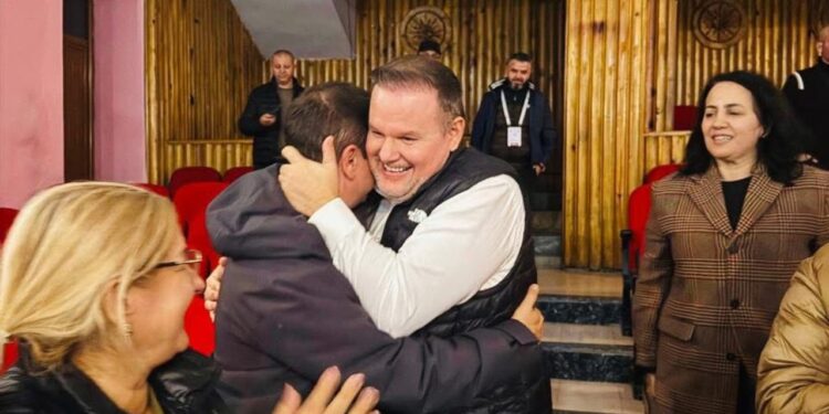 FOTO/ Ervin Ceca feston fitoren në Berat me entuziazëm dhe ngrohtësi, duke siguruar një shumicë të madhe votash.