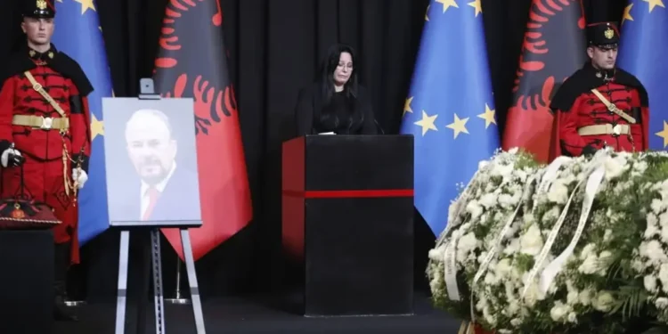 “Faleminderit për mundësinë që të dua” / Xhoana Nano rrëfen me emocione historinë e dashurisë me Fatos Nanon