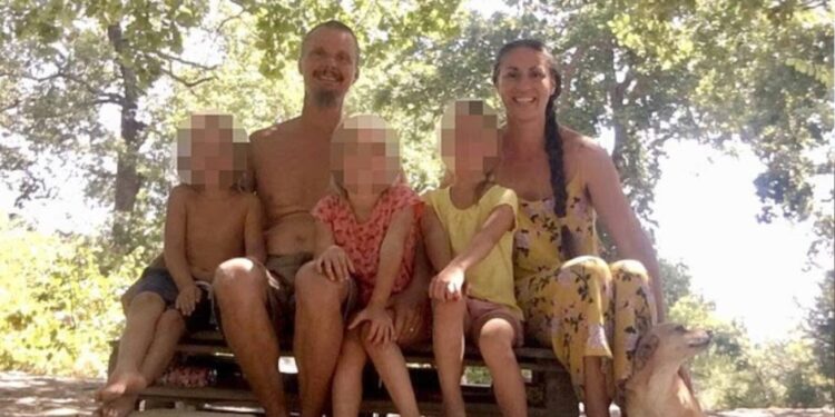 Familja e izoluar humbet përkujdesjen për tre fëmijët pas ndërhyrjes së autoriteteve italiane.