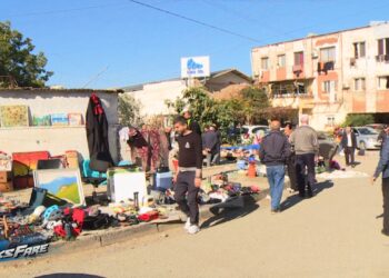 Fiks Fare: Banorët e Rrugës 'Jordan Misja' kalojnë mes automjeteve, trotuarët janë të mbushur me tregtarë ambulantë: Ndihmojmë për të siguruar bukën e përditshme.