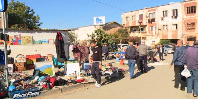 Fiks Fare: Banorët e Rrugës 'Jordan Misja' kalojnë mes automjeteve, trotuarët janë të mbushur me tregtarë ambulantë: Ndihmojmë për të siguruar bukën e përditshme.