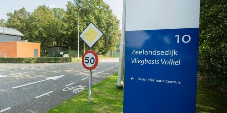 Forca ajrore holandeze godet dronët që fluturojnë mbi bazën e saj.