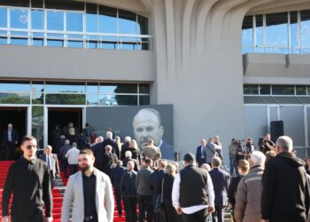 Foto/ Radhë qytetarësh për të nderuar ish-kryeministrin Fatos Nano në ceremoninë e tij të fundit